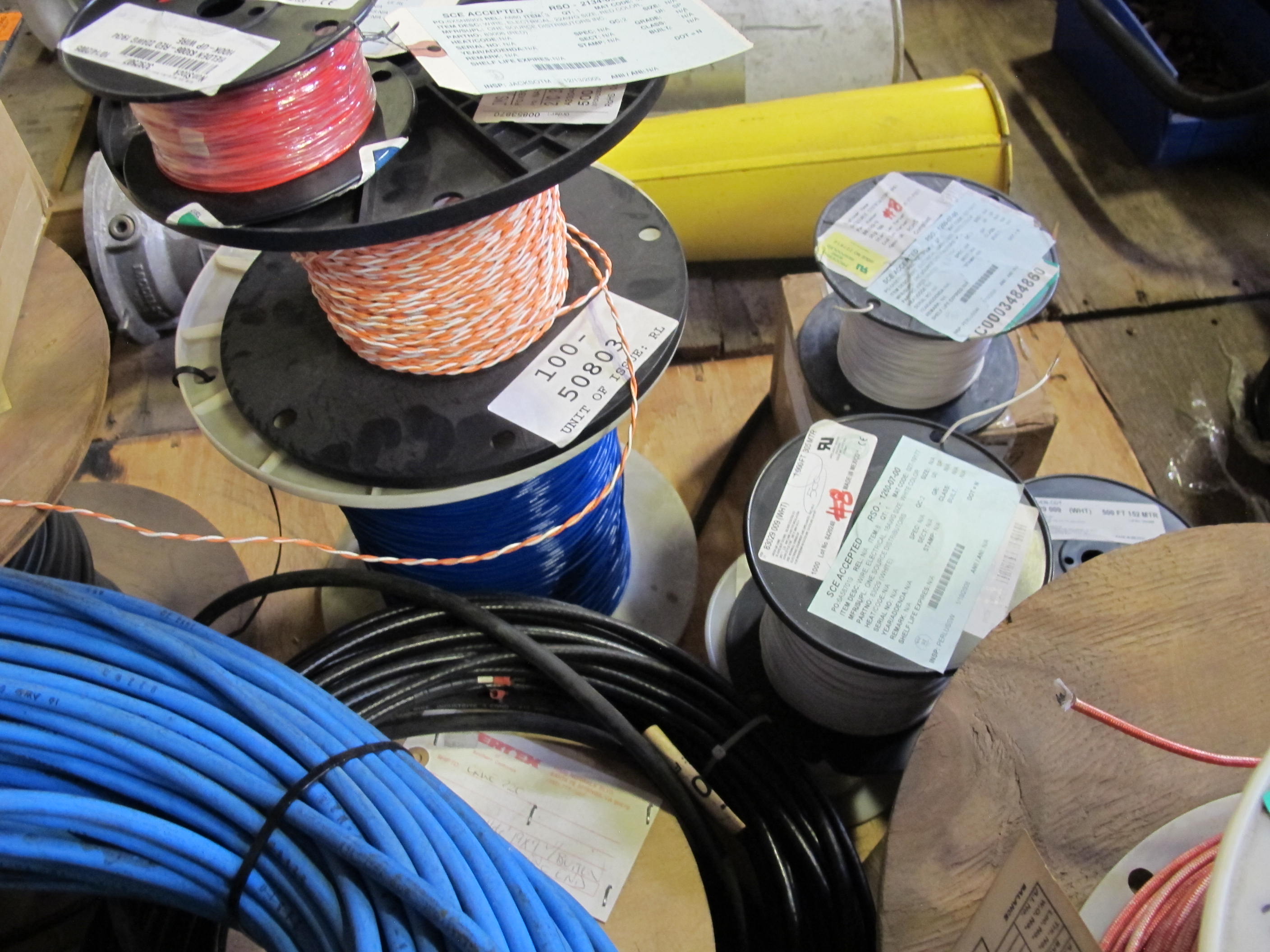 (5 PALLETS) MISC. ELECTRICAL WIRE AND CABLE! (30+) INDIVIDUAL SPOOLS TO INCLUDE BUT NOT LIMITED TO: (5) CABLES ELECTRICAL TYPE, 14 AWG SIZE, 600 V, 90 C RATING, XLPE INSULATING MATERIAL, 3 CONDUCTOR, SHIELDED KIND, 280' PER ASSEMBLY, (1 SPOOL) CABLE, ARMORED KIND, MICROPOINT MC315 SERIES, 220 M (722') PER ROLL, ETC.. LOADING & HANDLING FEE $30-4074